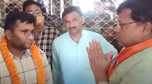 mp minister, Pradhuman Singh Tomar, Tomar garlanded municipality cmo for lying