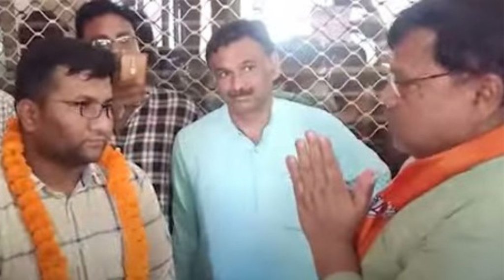 mp minister, Pradhuman Singh Tomar, Tomar garlanded municipality cmo for lying