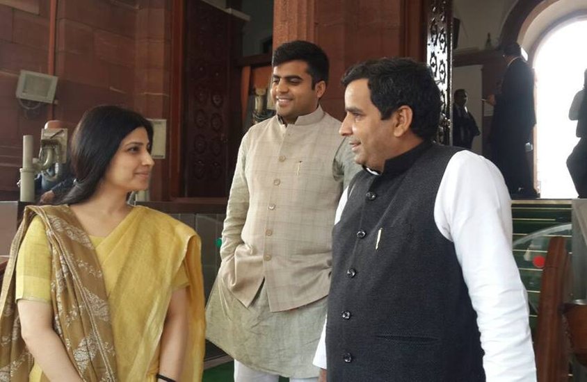 पिछले 26 सालों मुलायम परिवार से अखिलेश यादव, धर्मेंद्र यादव, तेज प्रताप यादव, अक्षय यादव और डिंपल यादव भी लोकसभा का चुनाव जीत संसद पहुंचे।  (Photo: Dharmendra Yadav twitter)