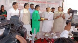 Bihar: नीतीश कुमार ने नए घर की चाभी दी तो RJD के सबसे गरीब विधायक की आंखों में आए आंसू, जानें कितनी है इनकी प्रॉपर्टी