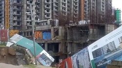 यूपी: भारी बारिश का कहर, ग्रेटर नोएडा वेस्ट में धंसी सड़क, देखें वीडियो