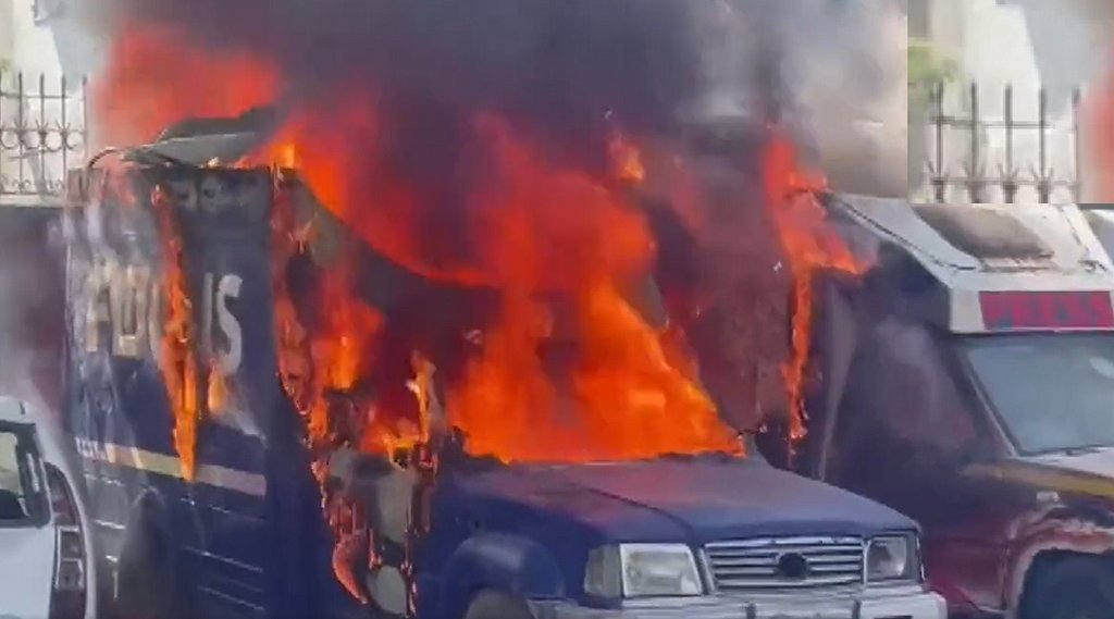 Noida News| Van Fire| UP News