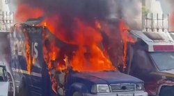 नोएडा सेक्टर-4 इलाके में खड़े वाहनों में अचानक आग लग गई, धू-धू कर जलने लगी OB वैन; देखें Video