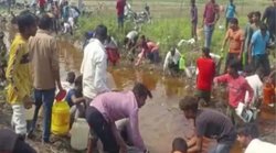 अलीगढ़ में पलटा पेट्रोल से भरा टैंकर, डिब्बा-बोतल में भरने की लोगों में मारामारी