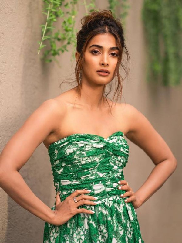 pooja hegde stuns