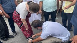 Bharat Jodo Yatra के दौरान मां सोनिया गांधी के जूते के फीते बांधते दिखे राहुल गांधी, लोगों ने की सराहना, कहा- मां के बराबर कोई नहीं