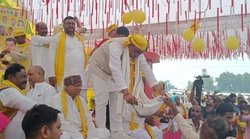 जब भरे मंच से झोली फैलाकर चंदा मांगने लगे ओमप्रकाश राजभर, उमड़ पड़ी भीड़