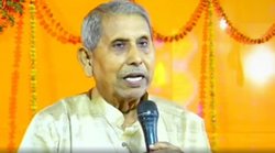 प्रवचन देने के दौरान आया अचानक हार्ट अटैक, रिटायर्ड प्रोफेसर की मंच पर ही मौत, VIDEO हुआ वायरल