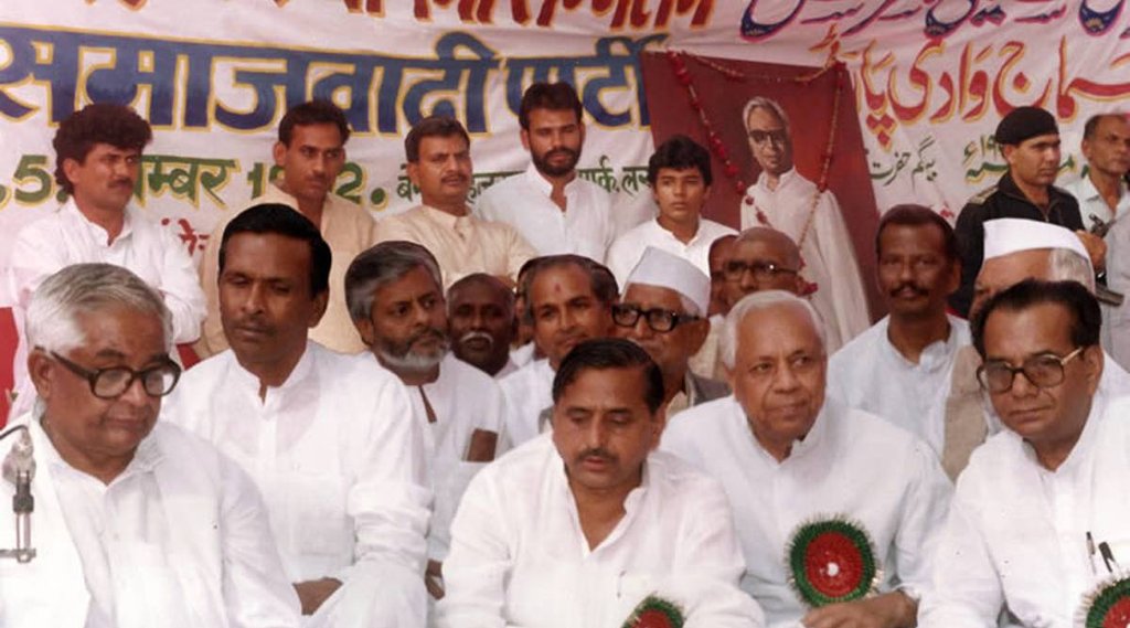 (Photo Credit - samajwadiparty.in) समाजवादी पार्टी के स्थापना अधिवेशन (1992) में मुलायम सिंह यादव