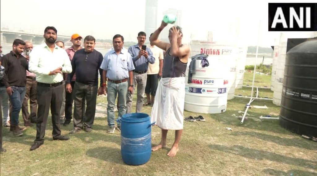 दिल्ली जलबोर्ड के डायरेक्टर संजय शर्मा ने किया यमुना के पानी से स्नान (Photo Source- ANI)