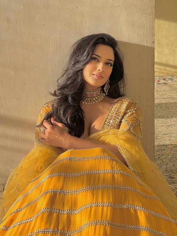 shweta tiwari looks