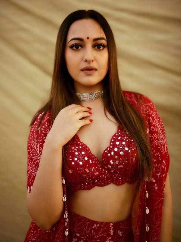 sonakshi stylish look