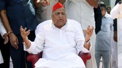 मुलायम सिंह यादव की तबीयत बिगड़ी, ICU में हुए शिफ्ट, राहुल गांधी ने की दुआ, अखिलेश यादव पहुंचे मेदांता