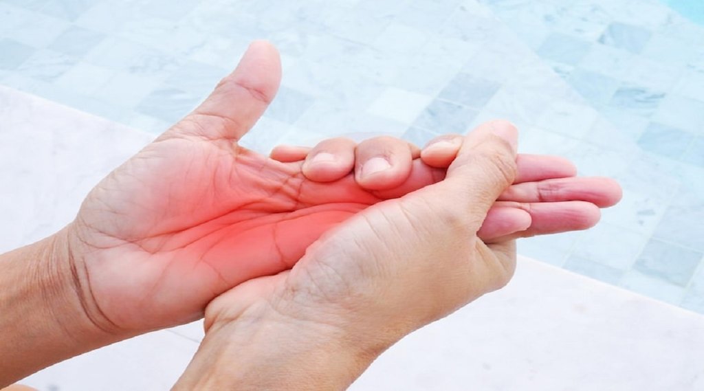 5 things that causes your hands and feet tingling,healthy lifestyle,healthy lifestyle in hindi,healthy living,healthy living in hindi