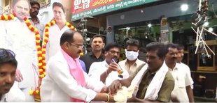 Telangana, TRS Leader, Rajanala Srihari Distributes Liquor