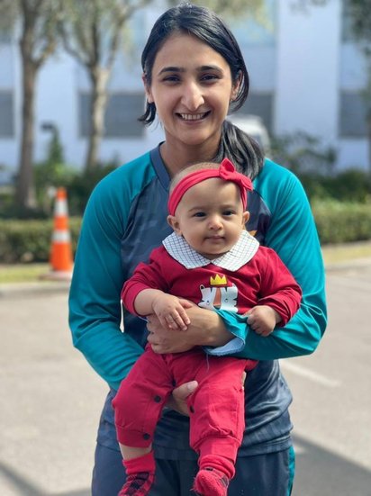 बेहतरीन क्रिकेटर होने के साथ ही बिस्माह एक बेटे की मां भी हैं। वह बेटी के जन्म के छह महीने बाद ही क्रिकेट के मैदान पर लौट आई थीं। तब दुनिया भर की महिला क्रिकेटर्स ने उनके जज्बे को सलाम किया था। (Photo: Bismah Maroof facebook)