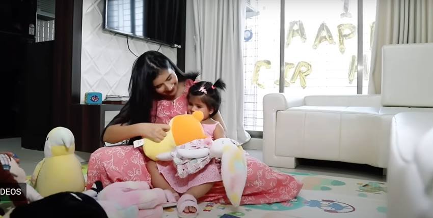 Charu Asopa New House: पति राजीव सेन (Rajeev Sen) से तलाक की खबरों के बीच एक्ट्रेस चारू असोपा अपने नए घर में शिफ्ट हो गई हैं। चारू ने अपने यू ट्यूब (Charu Asopa Youtube) पर वीडियो डालकर अपने नए घर की सैर करवाई। आइए देखते हैं अंदर से कैसा है सुष्मिता सेन (Sushmita Sen) की ननद का नया आशियाना (Photo: Screen Grab): 