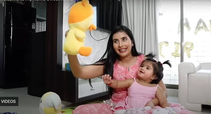 बेड रूम को भी चारू ने हल्के रंगों से सजाया है। (Photo: Screen Grab)