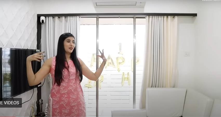 चारू ने अपने घर के अंदर सजावट के लिए हल्के रंगों को चुना है। ज्यादातर चीजें सफेद रंग की दिख रही हैं। (Photo: Screen Grab)