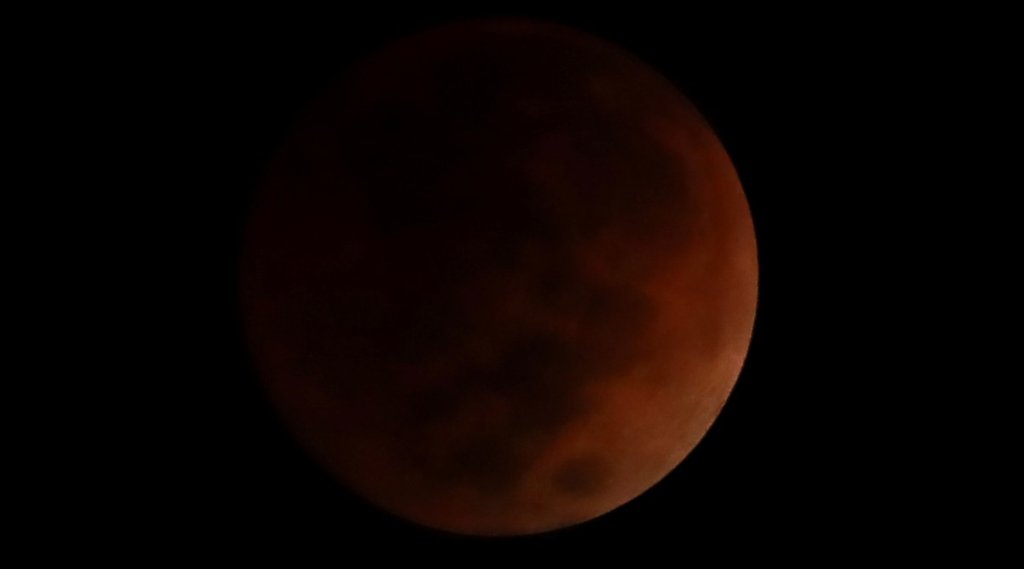 मेक्सिको सिटी में चंद्र ग्रहण के दौरान का चांद - 8 नवंबर 2022 (Photo Credit- REUTERS) मेक्सिको सिटी में चंद्र ग्रहण के दौरान का चांद - 8 नवंबर 2022 (Photo Credit- REUTERS)