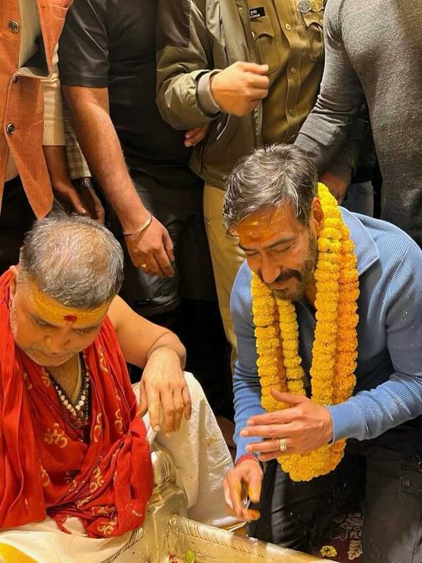 AJAY DEVGN WENT TO KASHI VISHWANATH TEMPLE
