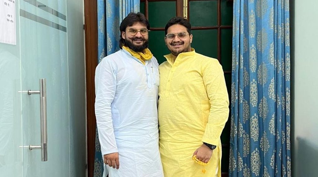 छोटे भाई उमर अंसारी (दाएं) के साथ बाहुबली मुख्तार अंसारी का बेटा अब्बास अंसारी (बाएं)। (फोटो सोर्स- फेसबुक)