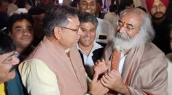Rajasthan Politics : लगा ही नहीं कि पहली बार मिल रहा हूं- भाजपा नेता से मुलाकात के बाद आचार्य प्रमोद ने किया ट्वीट, यूजर्स ने कर दी खिंचाई