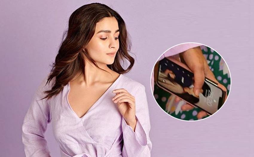 Alia Bhatt: आलिया भट्ट अपने मोबाइल पर रणबीर कपूर और अपनी रोमांटिक फोटो लगाए नजर आ चुकी हैं। (Photo: Social Media)