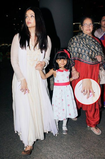 Aishwarya Rai Bachchan: बात ऐश्वर्या राय की करें तो उनके मोबाइल का स्क्रीन सेवर तो नहीं दिखा है लेकिन वह मोबाइल पर जो कवर लगाती हैं उसपर ARB लिखा रहता है। (Photo: Social Media)