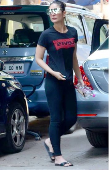 Kareena Kapoor: करीना कपूर भी अपने मोबाइल पर अपने संग सैफ अली खान की फोटो लगाए हुए कैमरे में कैद हुई थीं।  (Photo: Social Media)