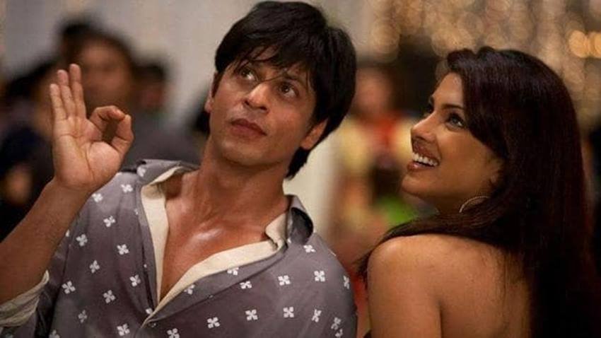 Shahrukh Khan: एक वक्त शाहरुख खान का नाम प्रियंका चोपड़ा के साथ जोड़ा जाता था। कहा जाता था कि दोनों रिलेशनशिप में हैं। हालांकि इसके कोई पुख्ता प्रमाण नहीं हैं। कुछ मीडिया रिपोर्ट्स में बताया गया कि गौरी की आपत्ति के बाद शाहरुख ने प्रियंका के साथ फिल्में करना बंद कर दीं। (Photo: Screen Grab)