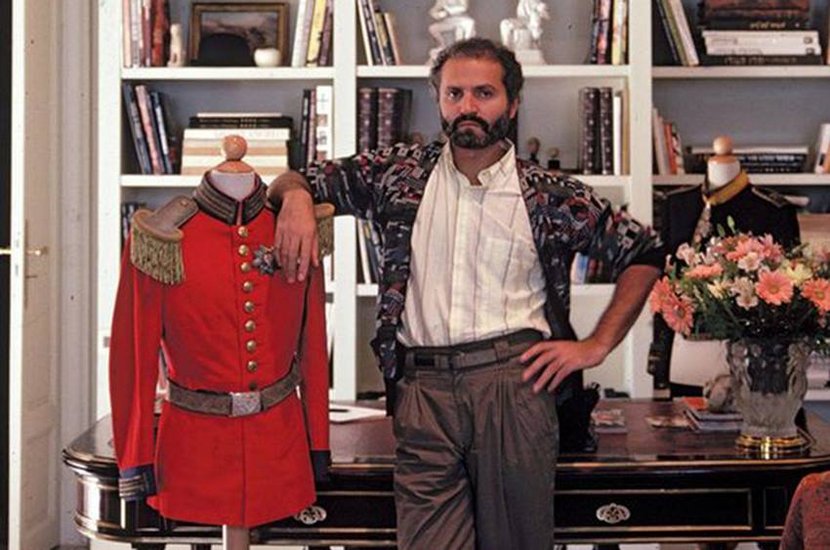 Giani Versace: जियानी वरसाजे मशहूर इटालियन फैशन डिजाइनर थे। साल 1997 में मियामी में उनके घर के बाहर ही उनके फैंस में से एक ने उन्हें गोली मार दी। वरसाजे के हत्यारे का नाम एंड्र्यू था। (Photos: Social Media)