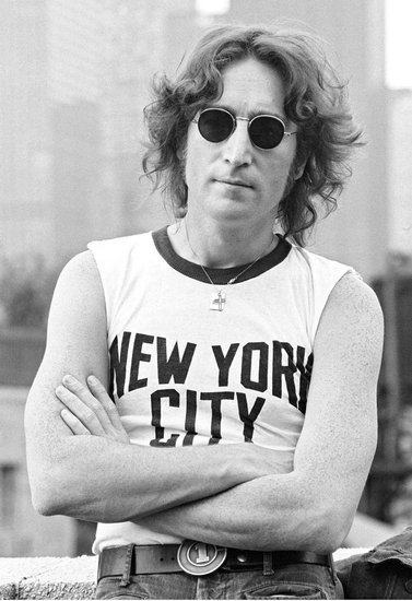 John Lennon: इंग्लिश सिंगर, राइटर और म्युजिशियन जॉन लेनन को उनके फैन ने उनके ही घर के बाहर ताबड़तोड़ चार गोलियां मार दी थी। मार्क डेविड नाम का वह हत्यारा दिन भर लेनिन के बंगले के बाहर ही उनका इंतजार कर रहा था।  (Photos: Social Media)
