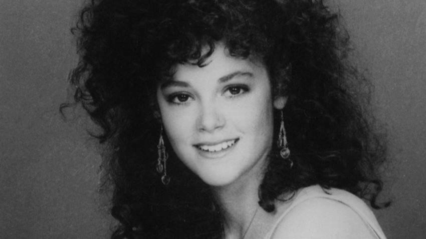 Rebecca Schaeffer: हॉलीवुड एक्ट्रेस रेबेका स्काफर को 1989 में उनके एक फैन ने गोली मार दी थी। वह रेबेका का तीन साल से पीछा कर रहा था। (Photos: Social Media)