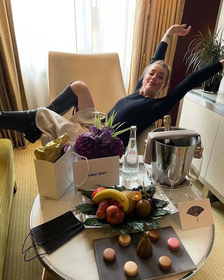 हाल ही में एंबर ने ट्विटर अकाउंट डिएक्टिवेट कर दिया। सोशल मीडिया यूजर्स कयास लगा रहे हैं कि कहीं उन्होंने ट्विटर मस्क के हाथों में जाने के कारण तो नहीं किया है। (Photo: Amber Heard Instagram)