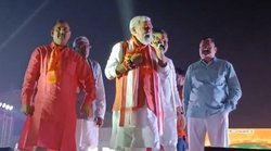 Viral Video: मंच पर बोलने पहुंचे केंद्रीय मंत्री तो माइक निकला खराब, माइक छीनकर मंच पर ही दे दिया धक्का; देखिए वीडियो