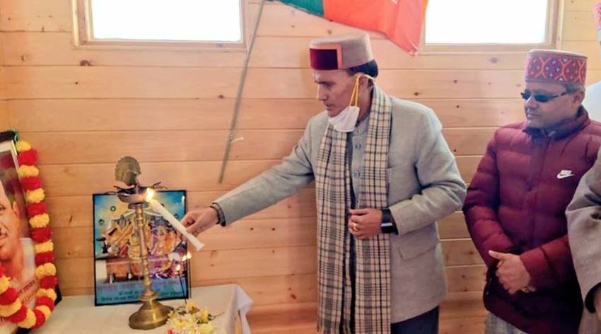 17 मार्च 2021 को हिमाचल प्रदेश की मंडी सीट से बीजेपी के सांसद रहे रामस्वरूप शर्मा ने सुसाइड कर लिया था। दिल्ली में गोमती अपार्टमेंट स्थित उनके फ्लैट में उनका शरीर फांसी के फंदे पर लटका मिला था। (Photo: Indian Express)