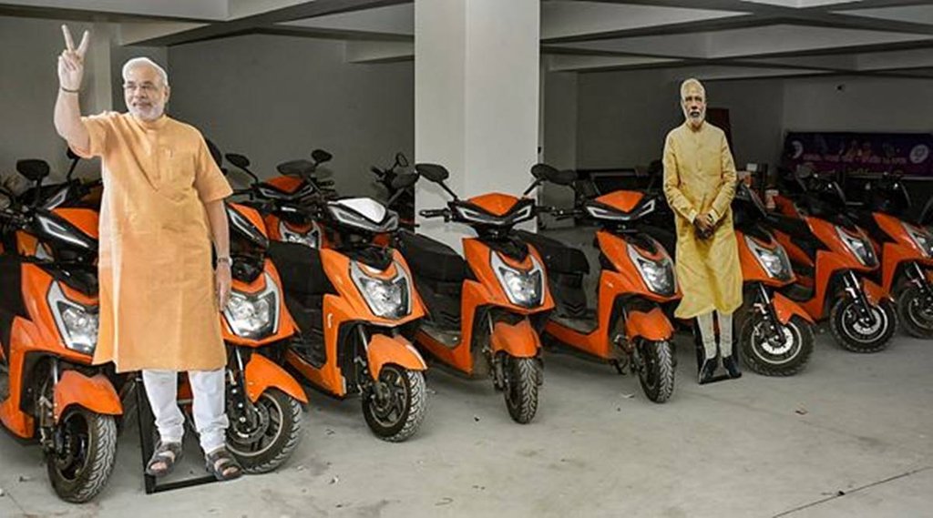 विधानसभा चुनाव के लिए गुजरात के राजकोट में 9 नवंबर, 2022 को प्रचार के लिए तैयार भाजपा की बाइक। (पीटीआई फोटो)