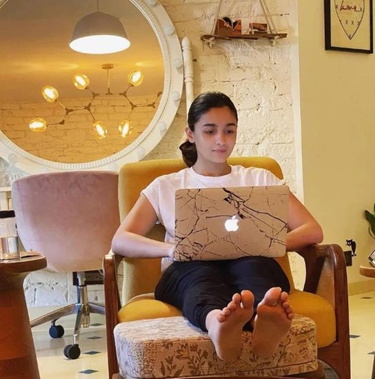 आलिया भट्ट के घर के अंदर उनका ऑफिस काफी खूबसूरत है। (Photo: Alia Bhatt Instagram)