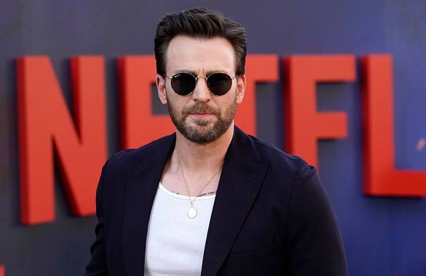 Chris Evans: अमेरिका की प्रतिष्ठित मैगजीन ‘पीपल्स’ (Peoples) ने हॉलीवुड एक्टर क्रिस इवांस को ‘सेक्सिएस्ट मैन अलाइव’ (Sexiest Man Alive) का खिताब दिया है। मैगजीन अपनी वेबसाइट पर इसकी जानकारी दी। क्रिस इवांस हॉलीवुड का बहुत बड़ा नाम हैं।