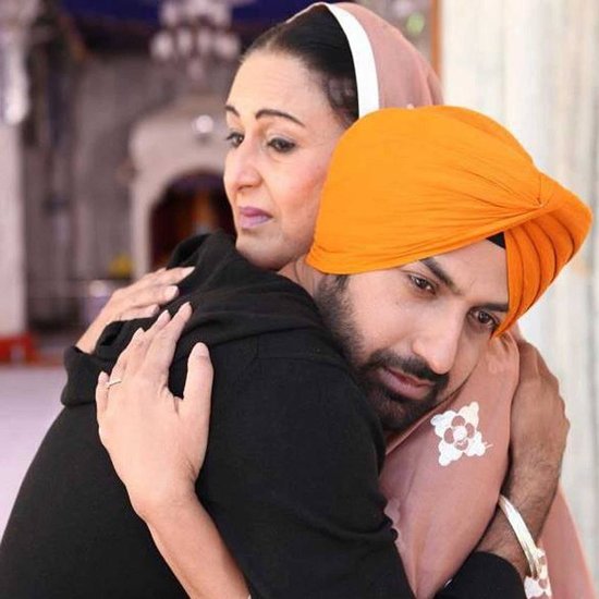 असल जिंदगी में दलजीत कौर कभी मां नहीं बन पाईं। ताउम्र उनकी कोख सूनी रही। हालांकि अपनी आखिरी फिल्म सिंह वर्सेज कौर में वह गिप्पी ग्रेवाल की मां के रोल में नजर आई थीं। (Photo: @iamdaljeetkaur/facebook)