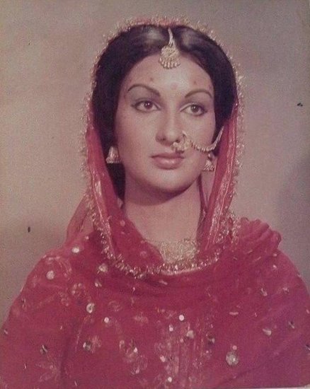 दलजीत कौर की शादी हरमिंदर सिंह देओल से हुई थी। एक सड़क हादसे में दलजीत ने हरमिंदर को खो दिया। पति के निधन के बाद दलजीत कौर ने फिल्मों में काम करना बंद कर दिया। (Photo: @iamdaljeetkaur/facebook)