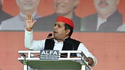 Mainpuri Election: डिंपल के समर्थन में प्रचार करने पहुंचे धर्मेंद्र यादव मंच पर फफक कर रो पड़े, वीडियो हो रहा वायरल