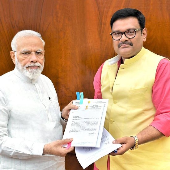 2014 में डिंपल यादव ने सुब्रत पाठक को करीब 19 हजार वोटों से हराया था। अगले ही चुनाव में सुब्रत पाठक ने अपनी हार का बदला ले लिया और समाजवादी पार्टी के गढ़ कन्नौज में 1998 के बाद एक बार फिर से कमल खिला। (Photo: Subrat Pathak Twitter)
