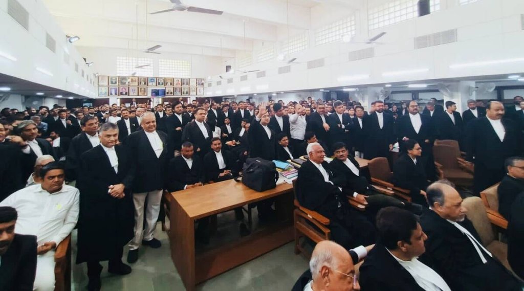जस्टिस निखिल एस कारियल का पटना हाईकोर्ट ट्रांसफर के विरोध में सभा करते गुजरात बार एसोसिएशन के सदस्य अधिवक्ता। (फोटो- इंडियन एक्सप्रेस)
