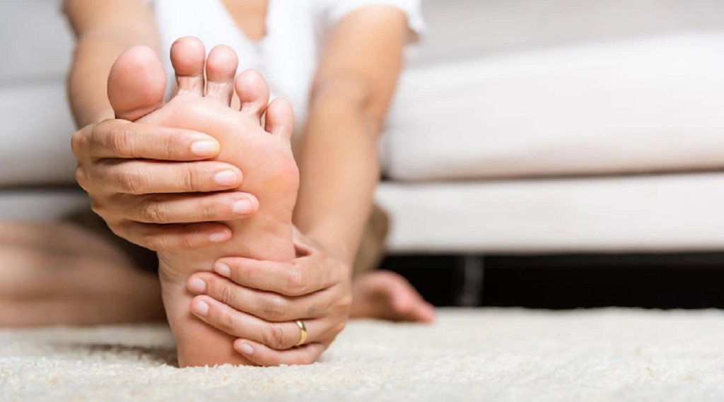 sensation in feet and hands,vitamin b12 and vitamin e deficiency