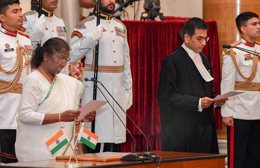 Justice DY Chandrachud: जस्टिस डीवाई चंद्रचूड़ ने मंगलवार 9 नवंबर को सुप्रीम कोर्ट (Supreme Court) के मुख्य न्यायाधीश (New CJI) की शपथ ली। राष्ट्रपति द्रौपदी मुर्मू (Draupadi Murmu) ने उन्हें शपथ दिलाई। वह भारत के 50वें सीजेआई बने हैं। जस्टिस डीवाई चंद्रचूड़ 10 नवंबर 2024 तक इस पद पर रहेंगे। (Photo: PTI)