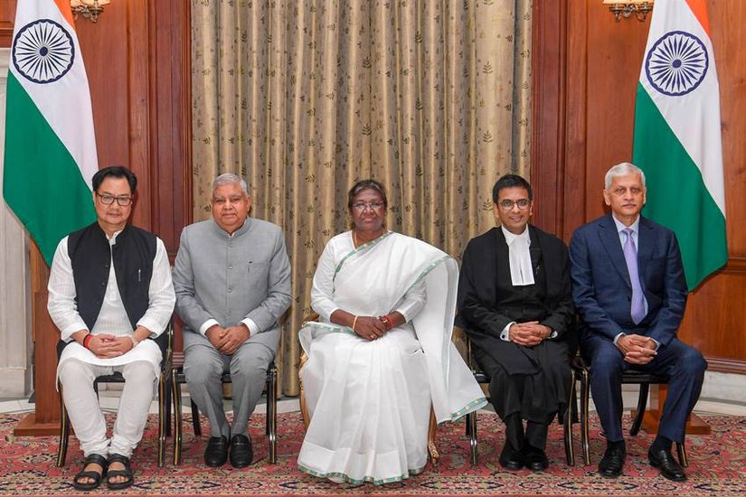 सीजेआई की शपथ लेने के बाद राष्ट्रपति, उपराष्ट्रपति, कानून मंत्री और पूर्व सीजेआई यूयू ललित के साथ डीवाई चंद्रचूड़। (Photo: Indian Express) (यह भी पढ़ें- जस्टिस डीवाई चंद्रचूड़ बने 50वें CJI, बोले- आलोचना को सकारात्मक नज़रिए से देखें)