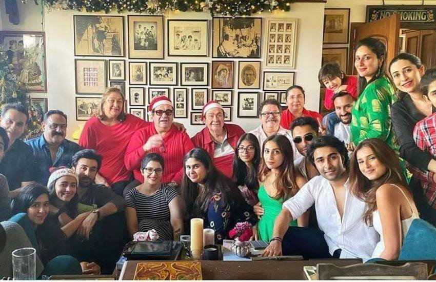 Kapoor Family Educational Qualification: भारतीय फिल्म इंडस्ट्री में कपूर परिवार का काफी रुतबा है। पृथ्वी राज कपूर से रणबीर कपूर (Ranbir Kapoor) तक, इस परिवार ने कई बेहतरीन कलाकार बॉलीवुड को दिये हैं। आइए जानते हैं सिनेमा के जरिए लोगों का दशकों से मनोरंजन करते आ रहे इस परिवार में कौन कितना एजुकेटेड (Kapoor Family Education) है। (Photo: Kareena Kapoor Instagram)