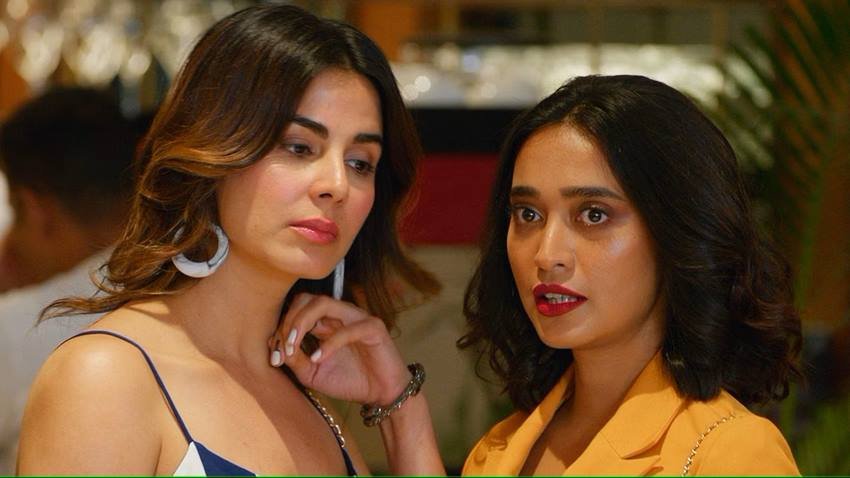 Four More Shots: कीर्ति की पहली वेब सीरीज थी फोर मोर शॉट्स। इस सीरीज में उन्होंने कई बोल्ड इंटीमेट सीन दिये थे। यह सीरीज काफी पसंद की गई थी।